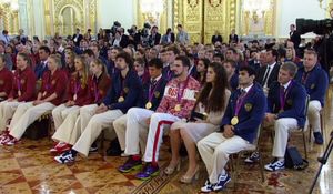 크렘린에서 열린 국가 포상 행사에서 아르센 갈스탼(앞줄 오른쪽)