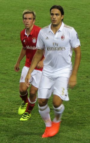 알레산드로 마트리가 2016년 AC 밀란의 흰색 어웨이 유니폼을 입고 FC 바이에른 뮌헨을 상대로 경기하는 모습