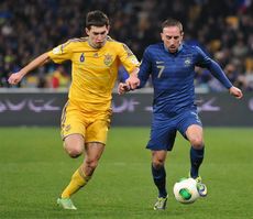 스테파넨코가 프랑크 리베리와 공을 다투고 있다.