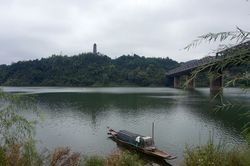 첸청에 있는 적봉탑(1859년 건립). 앞쪽의 강이 원강이며, 자오류선의 첸청 원강대교(1975년 완성)가 다리를 건너고 있다.