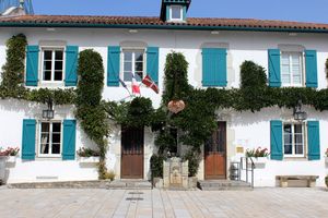 2012년 아르캉그(라부르)의 시청에 있는 이쿠리냐. 이쿠리냐는 바스크 지방(Euskal Herria)의 비공식 상징이다.