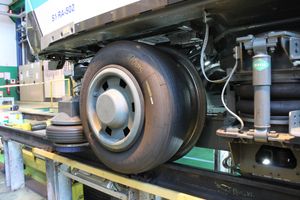 MP 05의 대차, 고무차륜 안의 플랜지형 철제차륜, 철제 궤도 위의 수직 접촉 집전 슈가 보인다.