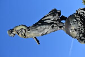 Place de la Nation(나시옹 광장) 중앙에 있는 조각상, 공화국의 승리, 세부 묘사