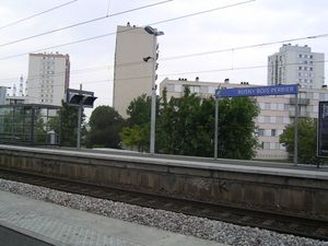 로니-부아-페리에역(이곳은 RER E 플랫폼으로, 11호선 역이 위치해 있다.)