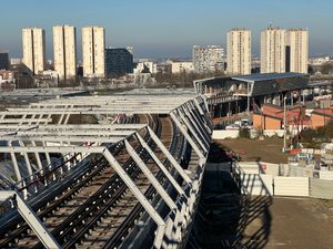 로니-수-부아에 있는 고가교 건설 현장, 같은 이름의 공중 역이 배경에 보인다.