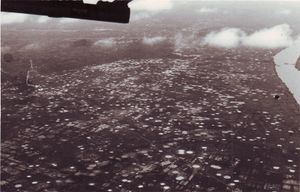 1968년 3월, 북베트남과 남베트남 사이의 비무장 지대, 라오스를 향해 서쪽을 바라보고 있다.