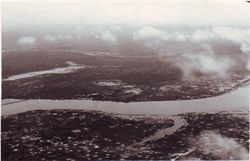 1968년에 촬영된 DMZ. 벤하이강을 사이에 두고 북베트남 측을 바라보고 있다