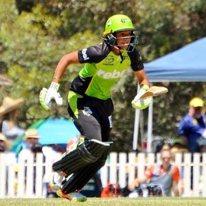 하만프리트 카우르가 2018년 시드니 썬더에서 타격을 하면서 득점하고 있다.