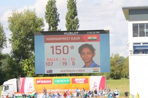 타자 하만프리트 카우르(Harmanpreet Kaur)가 득점한 런의 수(150)를 보여주는 점수판, 여기에는 그녀가 기록한 경계(19개의 4점과 5개의 6점)도 포함되어 있다.