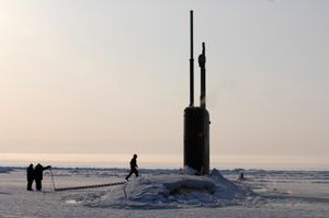 는 ICEX-07 동안  두께의 얼음을 뚫고 수면으로 부상했다.