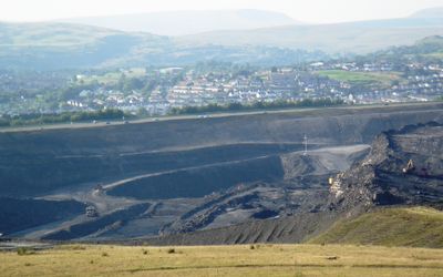 브레컨 비컨스를 배경으로 다울라이스, 페니다렌 및 거노스가 내려다보이는 Ffos Y Fran 노천 광산의 일부.