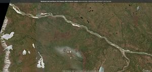 레이드강과 매켄지강 합류 지점의 Sentinel-2 진실 색상 위성 이미지로 특징적인 퇴적물 패턴을 보여준다. 남쪽에서 흘러드는 레이드의 진흙탕 물이 서쪽 강둑의 물을 갈색으로 칠하는 반면, 동쪽 강둑의 물은 강을 따라 오랫동안 비교적 깨끗하다. 흰 반점은 유빙이다. 원본 이미지는 여기에서 액세스할 수 있다: https://link.dataspace.copernicus.eu/nc5e