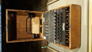 폴란드 그단스크의 제2차 세계 대전 박물관(Museum of the Second World War)에 전시된 4개의 로터 크리그스마리네 에니그마 기계