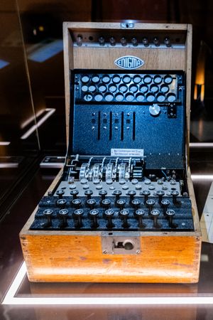 폴란드 포즈난의 에니그마 암호 센터(Enigma Cipher Centre)에 전시된 에니그마 기계 - 모델 K 470