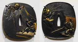  미나모토노 요리미츠가 '히자마루'라는 타치로 츠치구모를 베려고 하는 모습을 묘사한 두 개의 츠바(칼자루 가드). 운노 요시모리 1세 제작(왼쪽), 고치쿠 사다카츠 제작(오른쪽). 보스턴 미술관 소장.