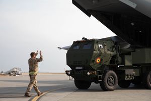 영국 공군 A400M 아틀라스에 적재된 루마니아 HIMARS