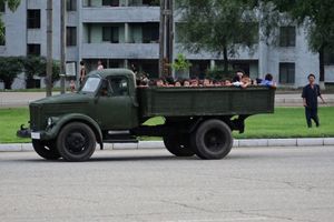 평양시 내에서 스쿨버스로 사용되는 승리 58 (2010년).