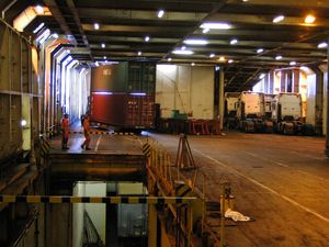 RO-RO선의 내부. 트레일러 헤드와 컨테이너가 적재되어 있다