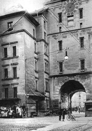 케피그투름의 동쪽 면. 인접 건물을 관통하는 포털이 생기기 전 모습과 직사각형 계단 집.