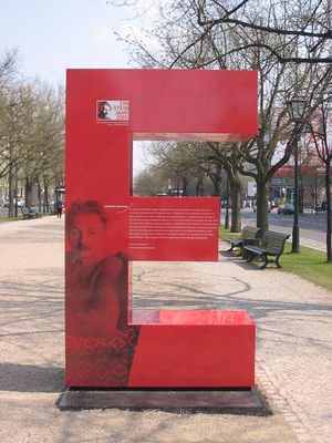 베를린의 운터 덴 린덴에 있는 16개의 아인슈타인 "E" 중 하나