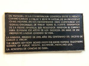 2015년 2월 존스 홉킨스 블룸버그 공중 보건 대학원 자문 위원회의 아바나 방문 중 쿠바 과학 아카데미에서 쿠바 과학자 카를로스 핀레이와 존스 홉킨스 과학자 제시 라지어의 협력을 기념하여 세워진 명판