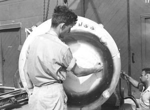 램지가 나가사키에 사용된 팻 맨에 서명하고 있다.