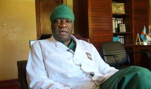 2013년 판지의 그의 사무실에 있는 무퀘게