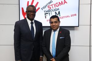 2018년 런던에서 열린 PSVI 영화제에서 아마드 경과 함께 있는 무퀘게