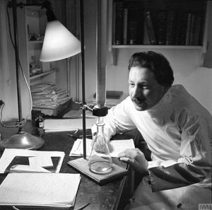 1944년 옥스퍼드 대학교 병리학과 실험실에서 실험을 진행하는 에른스트 체인 박사