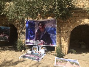 나디아 무라드가 니나와의 라리쉬에 있는 야지디 사원에서 유엔 안전 보장 이사회에서 연설하는 포스터