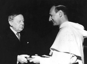 피르 신부가 1958년 노벨 평화상을 노벨 위원회 의장인 군나르 얀으로부터 오슬로 대학교에서 수상하고 있다.