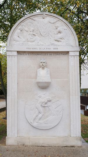 폴 앙리 뱅자맹 데스투르넬 드 콩스탕 흉상, 폴 란도프스키 조각, 프랑스 사르트, 르망의 자코뱅 광장