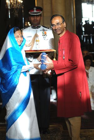 2010년 3월 31일 뉴델리 라슈트라파티 바반에서 열린 시민 훈장 수여식에서 프라티바 데비싱 파틸 대통령이 벤카트라만 라마크리슈난 박사에게 파드마 비부샨 훈장을 수여하고 있다