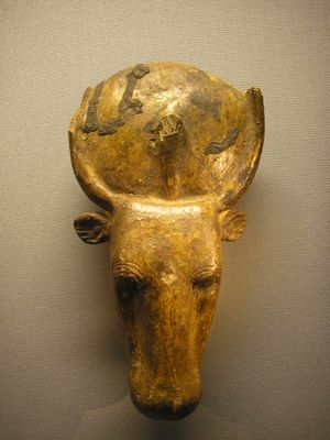 하토르의 성스러운 원반을 가진 아피스 머리의 금박 조각, 빈 미술사 박물관