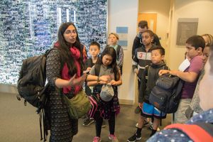 시애틀 시청을 방문하는 학생들에게 인사하는 사완트