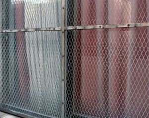 창문을 보호하면서 빛을 통과시키는 철망 울타리