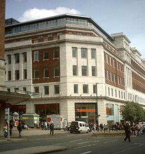 리즈 시티 센터의 알더스 지점이었던 곳에 위치한 세인즈버리스