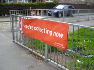 학교 밖의 세인즈버리스 액티브 키즈 배너. 토큰은 슈퍼마켓에서 수집되며 스포츠 장비로 교환됩니다.