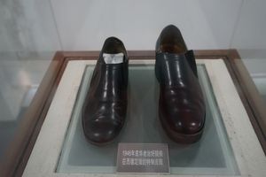 1946년 다리 문제를 치료한 후 서독에서 구입한 화뤄겅의 맞춤 구두.