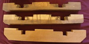 상태가 다른 세 개의 나무 브레이크 블록: 아래는 새것, 가운데는 사용 시작 1~2일 후, 위는 수명이 다한 것