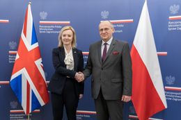 영국의 리즈 트러스 외무장관과 함께 (2022년 4월 5일)