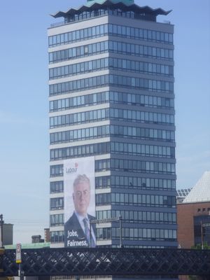 2009년 리버티 홀에 있는 길모어의 배너.