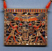 흉갑 다슈르에 있는 메레레트의 무덤에서 나온 아메넴헤트 3세의 흉갑, 그의 누이 중 한 명