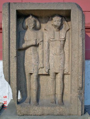 하와라에 있는 아메넴헤트 3세의 장제전에서 나온 나오스 중 하나로, 현재 카이로의 이집트 박물관에 소장되어 있다.