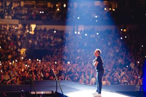 크리스 탐린이 캘리포니아주 애너하임의 혼다 센터에서 열린 Holy Forever World Tour에서 공연하고 있다.