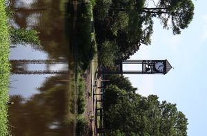 챈슬러 워크 끝에 있는 로이체 호수와 캠퍼스 시계탑