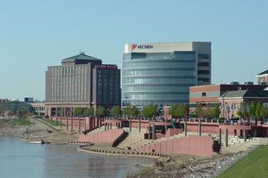 도심 강변 지역의 계단식 좌석