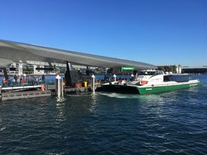 리버캣 페리가 바랑가루 페리 부두에 정박하는 모습