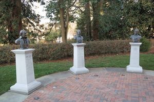 윌리엄 & 메리 칼리지와 미국 정치의 타일러 가문 사이의 연관성을 보여주는 타일러 가든