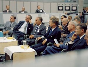 웹, 부통령 린든 존슨, 커트 H. 데버스, 그리고 대통령 존 F. 케네디가 1962년 9월 발사 단지 34를 방문하여 새턴 I 발사 작전에 대한 브리핑을 받고 있다.